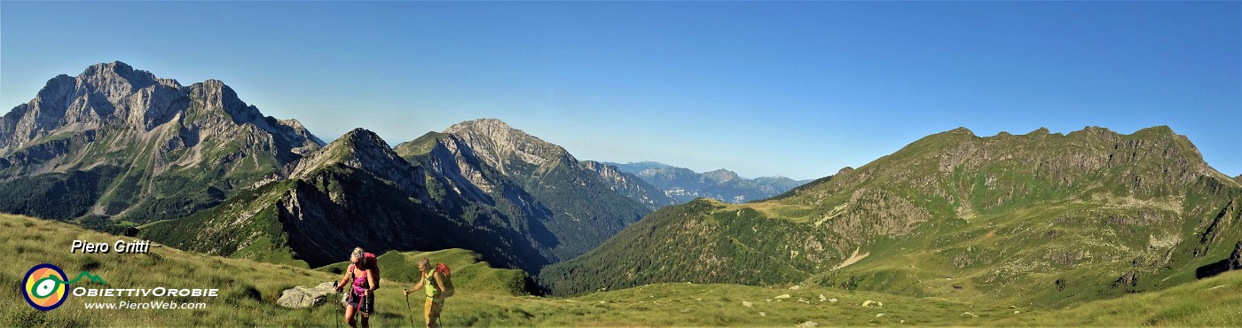 15 Salendo sul sent. 270A con vista alle spalle su Arera-Corna Piana-Branchino.jpg